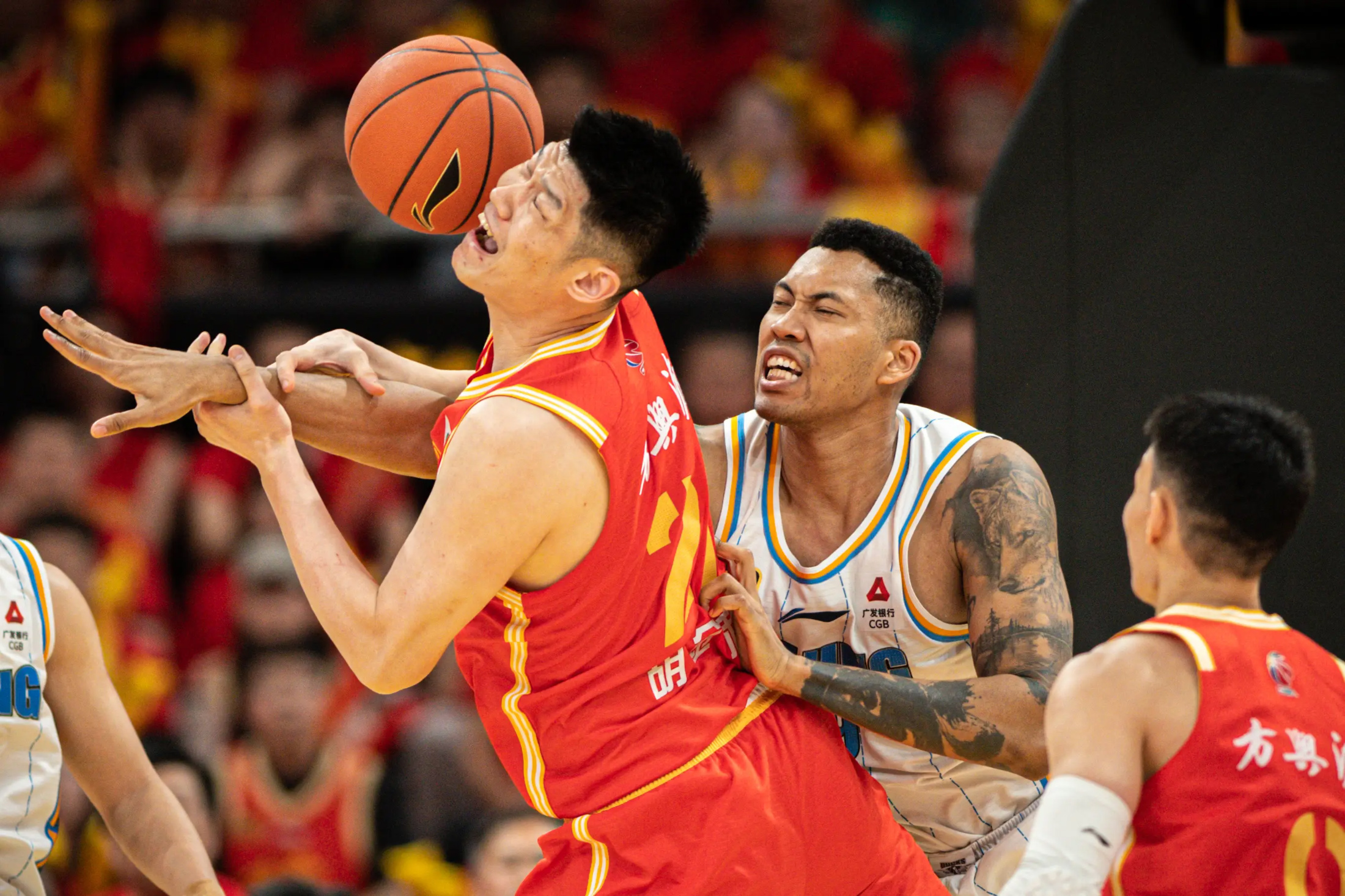 转折点！底特律活塞防线松动，CBA季后赛加时末段攻防权衡，压力陡增，控场能力受关注